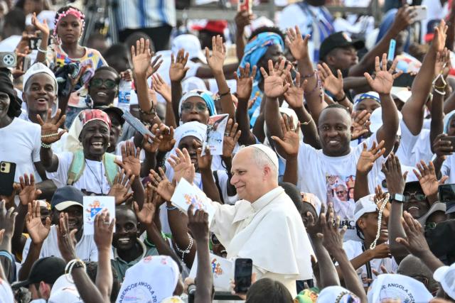 TOPSHOT - Pope Leo XIV (C) waves to the crowd as he arrives to lead a Holy Rosary Prayer on the esplanade in front of the "Mama Muxima" Shrine in Muxima on the seventh day of an 11-day apostolic journey to Africa, on April 19, 2026. (Photo by Alberto PIZZOLI / AFP)
