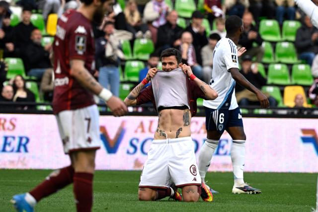 Metz's Georgian forward #11 Giorgi Kvilitaia reacts after missing a goal opportunity during the French L1 football match between FC Metz and Paris FC at the Stade Saint-Symphorien in Longeville-les-Metz, eastern France, on April 19, 2026. (Photo by Jean-Christophe VERHAEGEN / AFP)