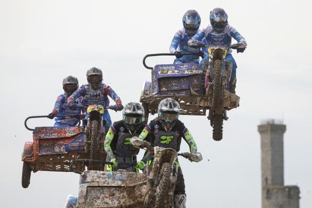 Bikers ride sidecar motorcycles as they compete in the first of twelve rounds of the FIM SideCarCross World Championship in Castelnau-de-Levis, south-western France on April 19, 2026. (Photo by Valentine CHAPUIS / AFP)