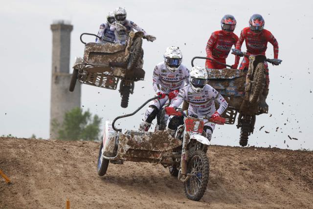 Bikers ride sidecar motorcycles as they compete in the first of twelve rounds of the FIM SideCarCross World Championship in Castelnau-de-Levis, south-western France on April 19, 2026. (Photo by Valentine CHAPUIS / AFP)