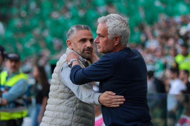 Sporting Lisbon's Portuguese coach Rui Manuel Borges (L) greets SL Benfica's Portuguese head coach Jose Mourinho at the start of the Portuguese League football match between Sporting CP and SL Benfica at Jose Alvalade stadium in Lisbon, on April 19, 2026. (Photo by PATRICIA DE MELO MOREIRA / AFP)