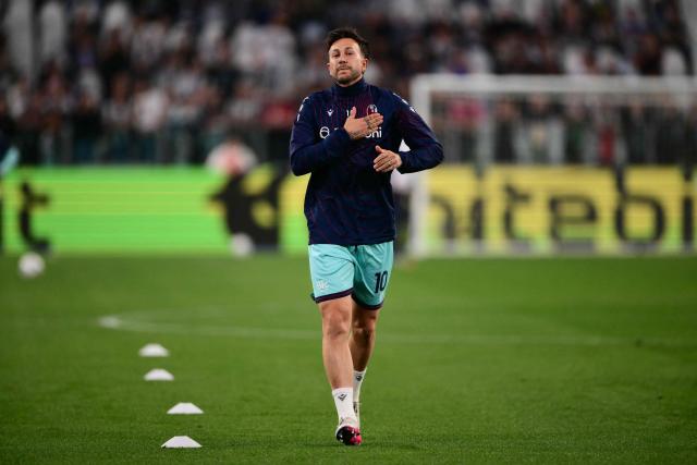Bologna's Italian forward #10 Federico Bernardeschi greets supporters before the Italian Serie A football match between Juventus and Bologna at the Allianz stadium in Turin, on April 19, 2026. (Photo by Marco BERTORELLO / AFP)