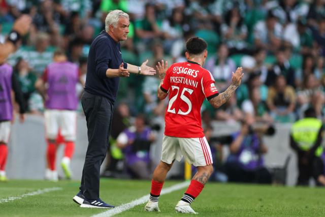 SL Benfica's Portuguese head coach Jose Mourinho (L) gestures to SL Benfica's Argentine forward #25 Gianluca Prestianni during the Portuguese League football match between Sporting CP and SL Benfica at Jose Alvalade stadium in Lisbon, on April 19, 2026. (Photo by PATRICIA DE MELO MOREIRA / AFP)