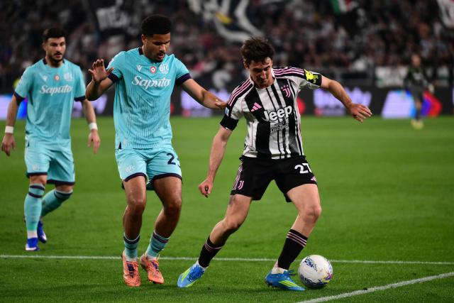 Bologna's Swiss midfielder #23 Simon Sohm fights for the ball with Juventus' Italian defender #27 Andrea Cambiaso during the Italian Serie A football match between Juventus and Bologna at the Allianz stadium in Turin, on April 19, 2026. (Photo by Marco BERTORELLO / AFP)