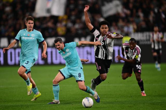 Bologna's Swiss midfielder #08 Remo Freuler fights for the ball with Juventus' US midfielder #22 Weston McKennie during the Italian Serie A football match between Juventus and Bologna at the Allianz stadium in Turin, on April 19, 2026. (Photo by Marco BERTORELLO / AFP)