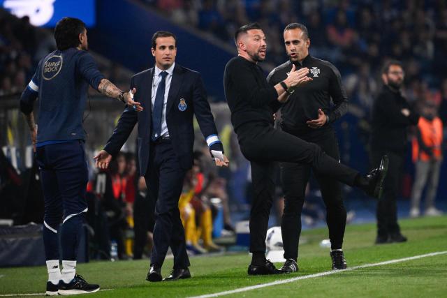 FC Porto's Italian coach Francesco Farioli gestures during the Portuguese League football match between FC Porto and CD Tondela at Dragao stadium in Porto on April 19, 2026. (Photo by Miguel RIOPA / AFP)