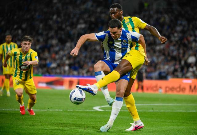 FC Porto's Turkish forward #27 Deniz Gul (L) vies for the ball with Tondela's Colombian defender B . Medina during the Portuguese League football match between FC Porto and CD Tondela at Dragao stadium in Porto on April 19, 2026. (Photo by Miguel RIOPA / AFP)