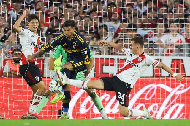 (L-R) River Plate's defender #28 Lucas Martinez Quarta, Boca Juniors' midfielder #05 Leandro Paredes, and River Plate's midfielder #34 Giuliano Galoppo fight for the ball during the Argentine Professional Football League 2026 Apertura Tournament match between River Plate and Boca Juniors at MAS Monumental stadium in Buenos Aires on April 19, 2026. (Photo by Alejandro PAGNI / AFP)