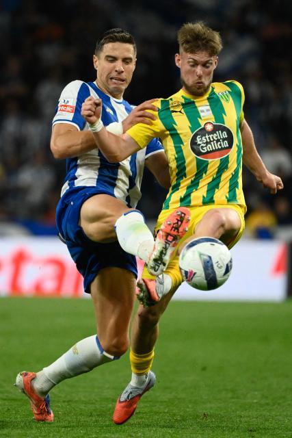 Tondela's Dutch forward #26 Arjen van der Heide (R) vies for the ball with FC Porto's Polish defender #05 Jan Bednarek during the Portuguese League football match between FC Porto and CD Tondela at Dragao stadium in Porto on April 19, 2026. (Photo by Miguel RIOPA / AFP)