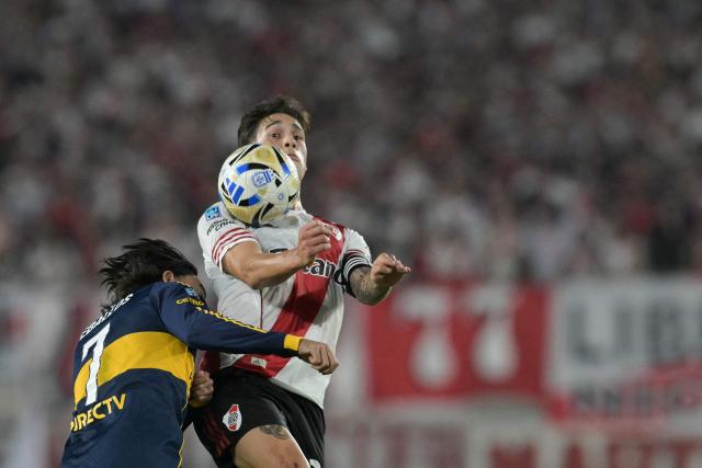 River Plate's defender #28 Lucas Martinez Quarta (R) controls the ball past Boca Juniors' forward #07 Exequiel Zeballos (L) during the Argentine Professional Football League 2026 Apertura Tournament match between River Plate and Boca Juniors at MAS Monumental stadium in Buenos Aires on April 19, 2026. (Photo by JUAN MABROMATA / AFP)
