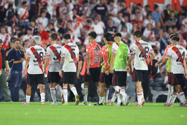 River Plate's players leave the pitch after losing the Argentine Professional Football League 2026 Apertura Tournament match between River Plate and Boca Juniors at MAS Monumental stadium in Buenos Aires on April 19, 2026. (Photo by Alejandro PAGNI / AFP)