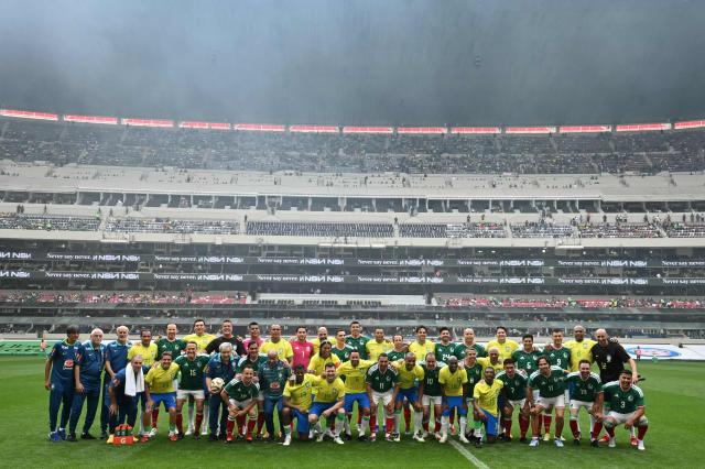 Mexico and Brazil legends teams players pose for a photo ahead of an exhibition football match at the Azteca Stadium in Mexico City on April 19, 2026. (Photo by CARL DE SOUZA / AFP)