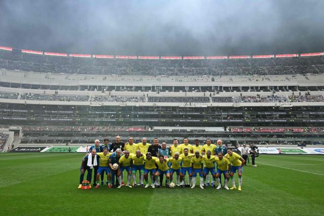 Brazil legends team players pose for a photo ahead of the legends exhibition football match between Mexico and Brazil at the Azteca Stadium in Mexico City on April 19, 2026. (Photo by CARL DE SOUZA / AFP)