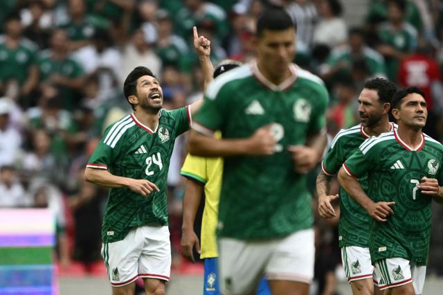 Mexican former football player Oribe Peralta celebrates scoring a goal during the legends exhibition football match between Mexico and Brazil at the Azteca Stadium in Mexico City on April 19, 2026. (Photo by CARL DE SOUZA / AFP)