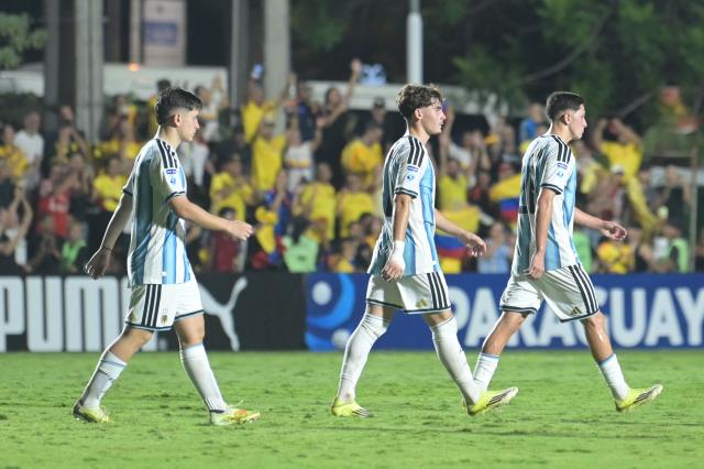 Argentina’s players react after losing the South American U-17 Championship final football match between Argentina and Colombia at the CARFEM Stadium in Ypanй, Paraguay, on April 19, 2026. (Photo by Daniel DUARTE / AFP)