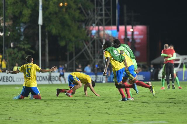 Colombia’s players celebrate after winning the South American U?17 Championship final football match between Argentina and Colombia at the CARFEM Stadium in Ypanй, Paraguay, on April 19, 2026. (Photo by Daniel DUARTE / AFP)