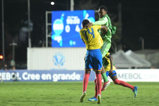 Colombia’s players celebrate after winning the South American U?17 Championship final football match between Argentina and Colombia at the CARFEM Stadium in Ypanй, Paraguay, on April 19, 2026. (Photo by Daniel DUARTE / AFP)