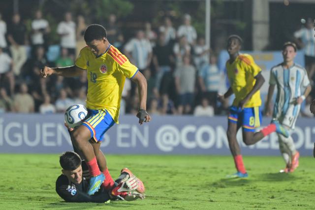 Colombia’s defender #18 Edwin Estrella scores the goal during the South American U-17 Championship final football match between Argentina and Colombia at the CARFEM Stadium in Ypane, Paraguay, on April 19, 2026. (Photo by Daniel DUARTE / AFP)