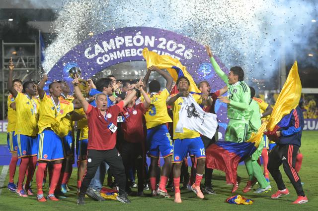 Colombia’s players celebrate after winning the South American U-17 Championship final football match between Argentina and Colombia at the CARFEM Stadium in Ypane, Paraguay, on April 19, 2026 (Photo by Daniel DUARTE / AFP)