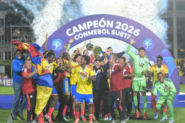 Colombia’s players celebrate after winning the South American U-17 Championship final football match between Argentina and Colombia at the CARFEM Stadium in Ypane, Paraguay, on April 19, 2026 (Photo by Daniel DUARTE / AFP)