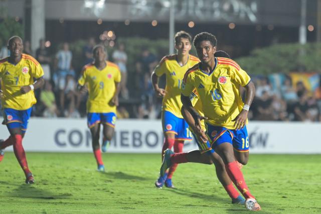 Colombia’s midfielder #16 Miguel Agamez Cabarcas (R) celebrates after scoring a goal during the South American U-17 championship final football match between Argentina and Colombia at the CARFEM Stadium in Ypane, Paraguay on April 19, 2026. (Photo by Daniel DUARTE / AFP)