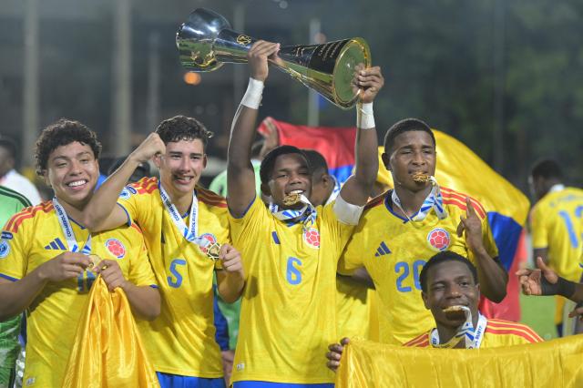“Colombia’s #6 Eider Carrillo (C) holds the trophy after winning the South American U-17 Championship final football match between Argentina and Colombia at the CARFEM Stadium in Ypane, Paraguay, on April 19, 2026. (Photo by Daniel DUARTE / AFP)