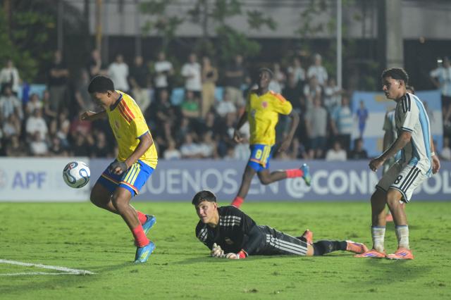 Colombia’s defender #18 Edwin Estrella scores the goal during the South American U-17 Championship final football match between Argentina and Colombia at the CARFEM Stadium in Ypane, Paraguay, on April 19, 2026. (Photo by Daniel DUARTE / AFP)