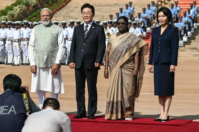 (L-R) India's Prime Minister Narendra Modi, South Korea's President Lee Jae Myung, India's President Droupadi Murmu and the wife of South Korea's President Kim Hea Kyung pose for photo during a ceremonial reception at India's presidential palace Rashtrapati Bhavan in New Delhi on April 20, 2026. (Photo by Sajjad HUSSAIN / AFP)