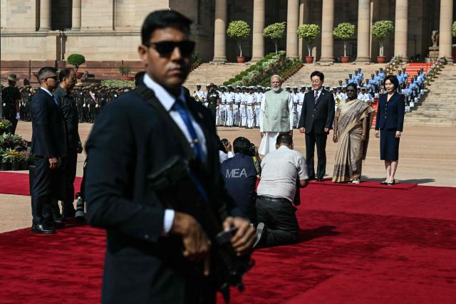 (L-R) India's Prime Minister Narendra Modi, South Korea's President Lee Jae Myung, India's President Droupadi Murmu and the wife of South Korea's President Kim Hea Kyung pose for photo during a ceremonial reception at India's presidential palace Rashtrapati Bhavan in New Delhi on April 20, 2026. (Photo by Sajjad HUSSAIN / AFP)