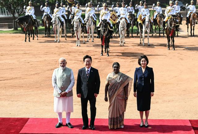 (L-R) India's Prime Minister Narendra Modi, South Korea's President Lee Jae Myung, India's President Droupadi Murmu and the wife of South Korea's President Kim Hea Kyung pose for photo during a ceremonial reception at India's presidential palace Rashtrapati Bhavan in New Delhi on April 20, 2026. (Photo by Sajjad HUSSAIN / AFP)