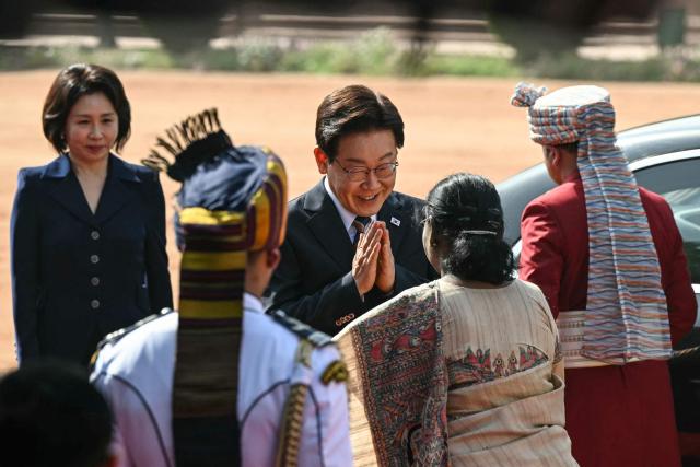 South Korea's President Lee Jae Myung (C) is greeted by India's President Droupadi Murmu (2nd R) during a ceremonial reception at India's presidential palace Rashtrapati Bhavan in New Delhi on April 20, 2026. (Photo by Sajjad HUSSAIN / AFP)