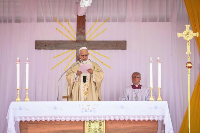 Pope Leo XIV (L) leads the Holy Mass at the Saurimo esplanade in Saurimo on the eighth day of an 11-day apostolic journey to Africa, on April 20, 2026. (Photo by Alberto PIZZOLI / AFP)