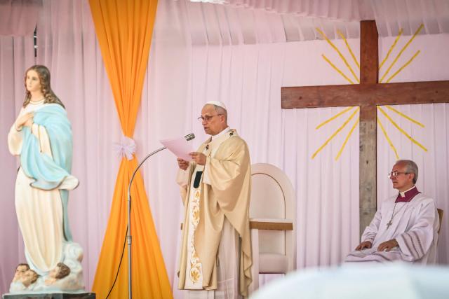 Pope Leo XIV (C) leads the Holy Mass at the Saurimo esplanade in Saurimo on the eighth day of an 11-day apostolic journey to Africa, on April 20, 2026. (Photo by Alberto PIZZOLI / AFP)