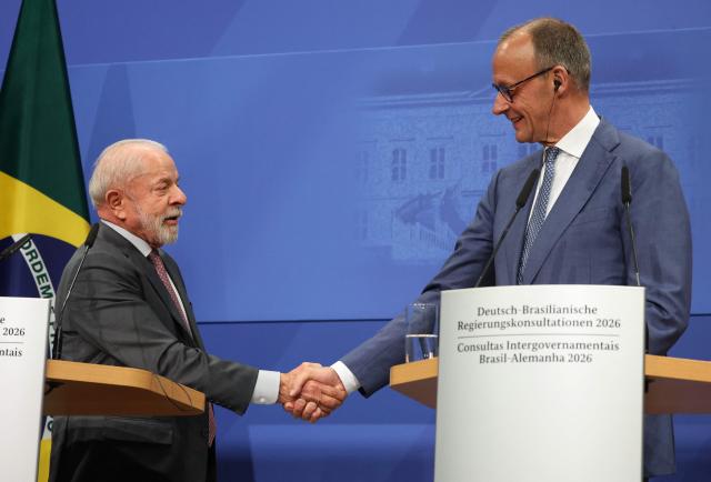 Brazilian President Luiz Inacio Lula da Silva (L) and German Chancellor Friedrich Merz shake hands at the end of a joint press conference after the German-Brazilian governmental consultations meeting in Hanover, northern Germany on April 20, 2026, that is taking place on the sidelines of the Hannover Messe industrial trade fair. Brazil is the 2026 partner country of the fair, that will be running until April 24, 2026. (Photo by Odd ANDERSEN / AFP)