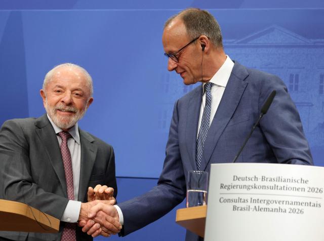 Brazilian President Luiz Inacio Lula da Silva (L) and German Chancellor Friedrich Merz shake hands at the end of a joint press conference after the German-Brazilian governmental consultations meeting in Hanover, northern Germany on April 20, 2026, that is taking place on the sidelines of the Hannover Messe industrial trade fair. Brazil is the 2026 partner country of the fair, that will be running until April 24, 2026. (Photo by Odd ANDERSEN / AFP)