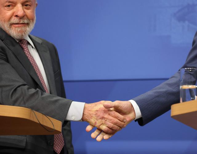 Brazilian President Luiz Inacio Lula da Silva (L) and German Chancellor Friedrich Merz shake hands at the end of a joint press conference after the German-Brazilian governmental consultations meeting in Hanover, northern Germany on April 20, 2026, that is taking place on the sidelines of the Hannover Messe industrial trade fair. Brazil is the 2026 partner country of the fair, that will be running until April 24, 2026. (Photo by Odd ANDERSEN / AFP)