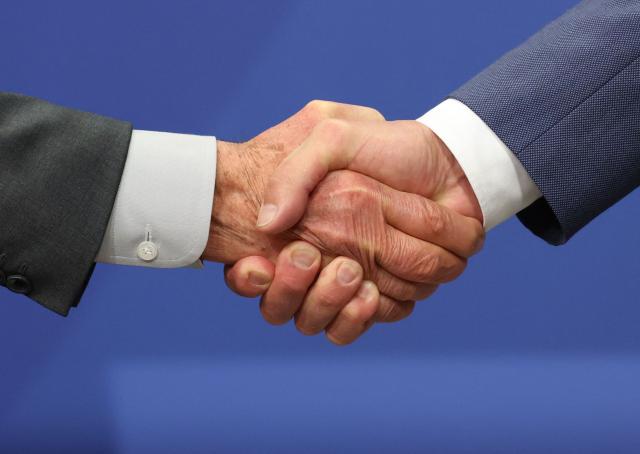 Close up taken as Brazilian President Luiz Inacio Lula da Silva (L) and German Chancellor Friedrich Merz shake hands at the end of a joint press conference after the German-Brazilian governmental consultations meeting in Hanover, northern Germany on April 20, 2026, that is taking place on the sidelines of the Hannover Messe industrial trade fair. Brazil is the 2026 partner country of the fair, that will be running until April 24, 2026. (Photo by Odd ANDERSEN / AFP)