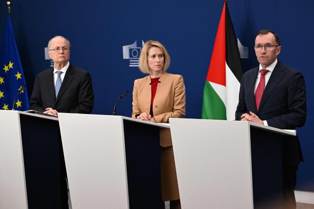 Norwegian Minister for Foreign Affairs Espen Barth Eide (R) speaks during a press statement with Palestinian Prime Minister Mohamed Mustafa and EU High Representative and Vice-President for Foreign Affairs and Security Policy Kaja Kallas (C) before a Ad Hoc Liaison Committee (AHLC) Ministerial Meeting, in Brussels on April 20, 2026. European backers put on a show of support for the Palestinian Authority and the push for a two-state solution, as the US-Israeli war with Iran has dragged focus away from Gaza. (Photo by Nicolas TUCAT / AFP)
