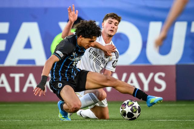 Real Madrid's Spanish midfielder #6 Jorge Cestero (R) fights for the ball with Club Brugge's Belgian midfielder #95 Mohamed Galal Elbay during the UEFA Youth League final football match between Club Brugge and Real Madrid at Stade de la Tuiliere in Lausanne, on April 20, 2026. (Photo by Fabrice COFFRINI / AFP)