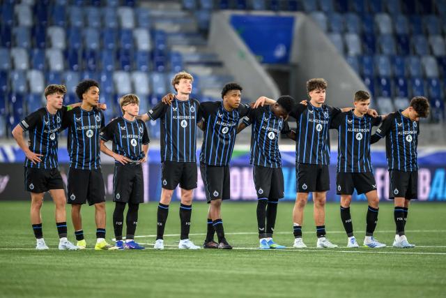 Club Brugge's players look on during the penalty shoot-out during the penalty shoot-out during the UEFA Youth League final football match between Club Brugge and Real Madrid at Stade de la Tuiliere in Lausanne, on April 20, 2026. (Photo by Fabrice COFFRINI / AFP)