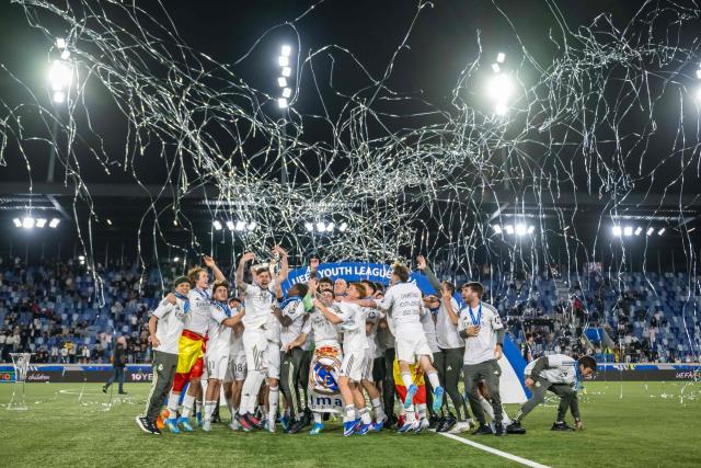 Real Madrid's players celebrate after winning the UEFA Youth League final football match between Club Brugge and Real Madrid at Stade de la Tuiliere in Lausanne, on April 20, 2026. (Photo by Fabrice COFFRINI / AFP)