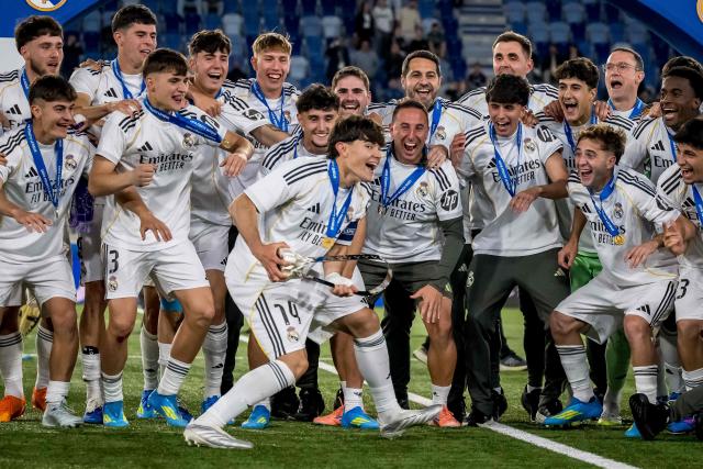 Real Madrid's players celebrate with the trophy after winning the UEFA Youth League final football match between Club Brugge and Real Madrid at Stade de la Tuiliere in Lausanne, on April 20, 2026. (Photo by Fabrice COFFRINI / AFP)