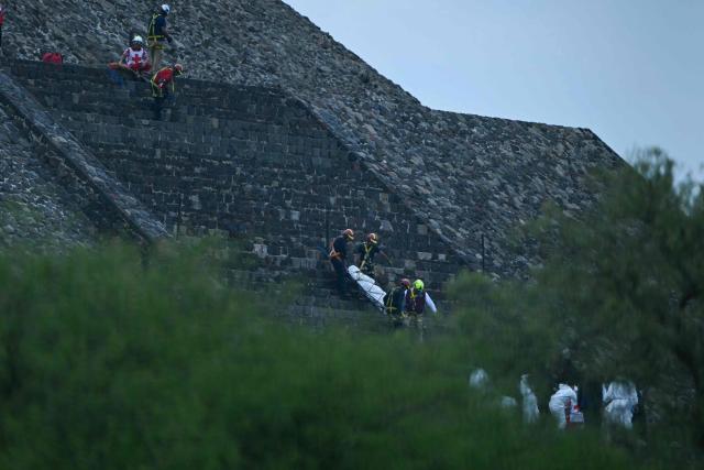 Forensic experts and members of the Red Cross transport a body on the Pyramid of the Moon at the Teotihuacan archaeological zone following a shooting in Teotihuacan, State of Mexico, on April 20, 2026. A Canadian woman was shot dead on April 20 at the Teotihuacan pyramids archaeological zone in central Mexico by a man who later killed himself, authorities said. (Photo by YURI CORTEZ / AFP)