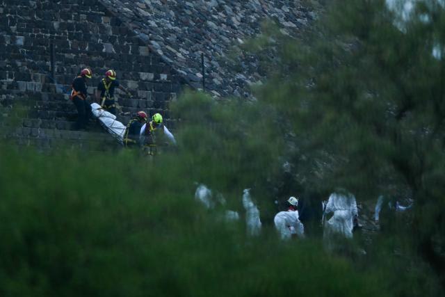 Forensic experts and members of the Red Cross transport a body on the Pyramid of the Moon at the Teotihuacan archaeological zone following a shooting in Teotihuacan, State of Mexico, on April 20, 2026. A Canadian woman was shot dead on April 20 at the Teotihuacan pyramids archaeological zone in central Mexico by a man who later killed himself, authorities said. (Photo by YURI CORTEZ / AFP)