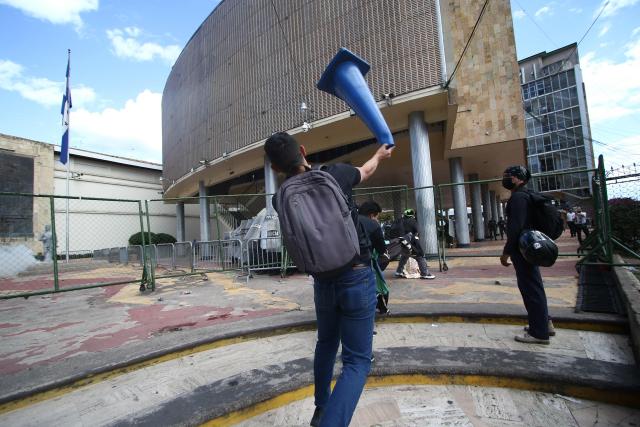 Demonstrators clash with riot police during a protest against budget cuts to university education near the National Congress in Tegucigalpa on April 20, 2026. (Photo by Johny MAGALLANES / AFP)