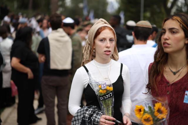 Israelis gather at the Military Cemetery on Mount Herzl commemorating Israel's Remembrance Day for fallen soldiers or Yom HaZikaron, in Jerusalem on April 21, 2026. (Photo by Ilia YEFIMOVICH / AFP)