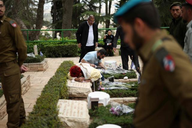 Israelis gather at the Military Cemetery on Mount Herzl commemorating Israel's Remembrance Day for fallen soldiers or Yom HaZikaron, in Jerusalem on April 21, 2026. (Photo by Ilia YEFIMOVICH / AFP)