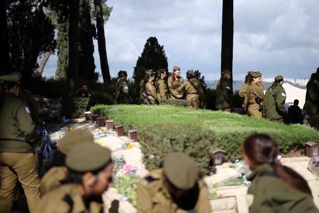 Israeli, including soldiers, gather at the Military Cemetery on Mount Herzl commemorating Israel's Remembrance Day for fallen soldiers or Yom HaZikaron, in Jerusalem on April 21, 2026. (Photo by Ilia YEFIMOVICH / AFP)