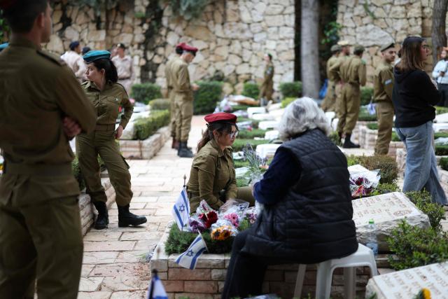 Israelis gather at the Military Cemetery on Mount Herzl commemorating Israel's Remembrance Day for fallen soldiers or Yom HaZikaron, in Jerusalem on April 21, 2026. (Photo by Ilia YEFIMOVICH / AFP)