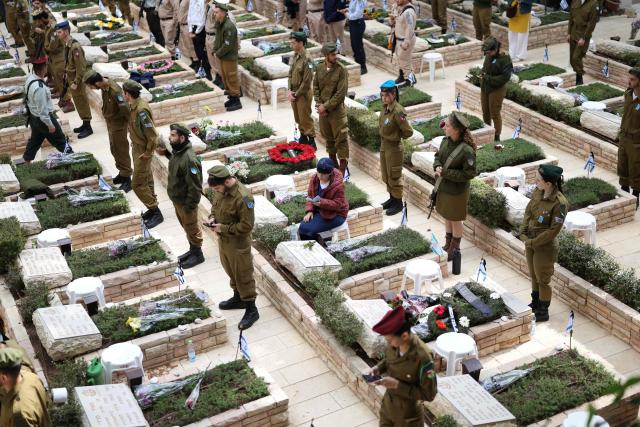 Israelis gather at the Military Cemetery on Mount Herzl commemorating Israel's Remembrance Day for fallen soldiers or Yom HaZikaron, in Jerusalem on April 21, 2026. (Photo by Ilia YEFIMOVICH / AFP)